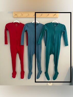 Primary Kids Organic Zip Footie One-Piece Pajamas in Spruce Green. Like New!